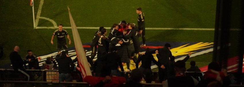 Unikn sdchlägt Köln glücklich